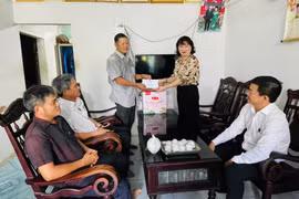 Giám đốc Sở Nội vụ Phạm Thị Tố Hải thăm, tặng quà cho các gia đình chính sách tiêu biểu