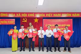 Phường Pleiku công bố và trao các quyết định về công tác cán bộ