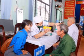 Khám, tư vấn sức khỏe cho 500 đối tượng chính sách, người có công và nhân dân xã Bờ Ngoong 