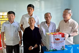Phó Bí thư Tỉnh ủy Châu Ngọc Tuấn thăm, tặng quà gia đình chính sách tại 2 xã Tuy Phước Bắc và Tuy Phước Đông