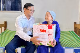 Phó Chủ tịch UBND tỉnh Nguyễn Tự Công Hoàng thăm, tặng quà gia đình chính sách