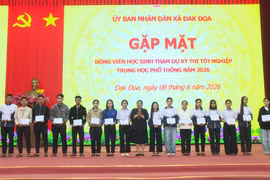 Trao quà “Tiếp sức mùa thi” cho học sinh lớp 12 có hoàn cảnh khó khăn tại Đak Đoa