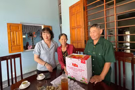 Giám đốc Sở Nội vụ Phạm Thị Tố Hải thăm, tặng quà cho các gia đình chính sách