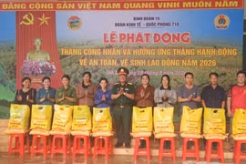 Đoàn Kinh tế - Quốc phòng 710 trao gần 300 triệu đồng cho người lao động vùng biên