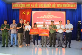 Hỗ trợ kinh phí xây nhà cho gia đình chính sách và tặng xe đạp cho học sinh xã Chư A Thai