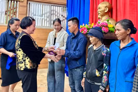 Hiệp hội Doanh nghiệp tỉnh Gia Lai tặng quà cho các gia đình chính sách tại xã Gào
