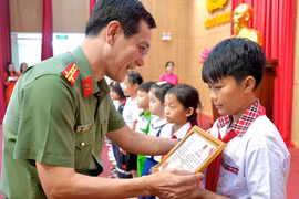 Công an tỉnh Gia Lai tuyên dương con đỡ đầu có thành tích cao trong học tập năm học 2025-2026