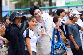 Sôi động không khí giao lưu cùng dàn nghệ sĩ “Say Hi Rực Rỡ”