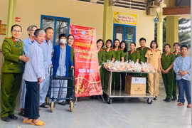 Đoàn Thanh niên, Chi hội phụ nữ các đơn vị của Công an tỉnh Gia Lai tặng 240 suất quà cho bệnh nhân