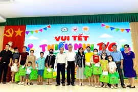 Chia sẻ yêu thương với bệnh nhi, học sinh và hộ gia đình khó khăn
