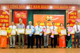 Phường Quy Nhơn Đông và xã Bình Phú trao Huy hiệu Đảng đợt 2-9 cho đảng viên