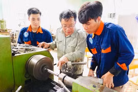 Sinh viên ngành Công nghệ kỹ thuật cơ khí (Trường Cao đẳng Gia Lai) trong một tiết học thực hành. 