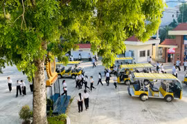 Đưa đón thí sinh đến điểm thi an toàn bằng xe điện du lịch