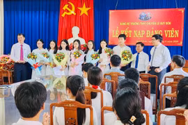 23 học sinh ưu tú Trường THPT chuyên Lê Quý Đôn được kết nạp vào Đảng