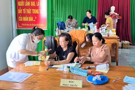 Khám bệnh, phát thuốc miễn phí và tặng quà cho người nghèo tại Ayun Pa