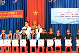 Trên 384 triệu đồng quà tặng cho người nghèo và học sinh khó khăn tại Chư Sê và Phú Thiện