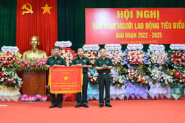 Đoàn Kinh tế - Quốc phòng 72 đón nhận Cờ thi đua của Chính phủ 