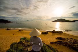 Khu vực ven biển yên tĩnh của Quy Nhơn có ít du khách hơn nhiều so với các khu vực lân cận như Hội An và Nha Trang (Ảnh: Independent.co.uk)