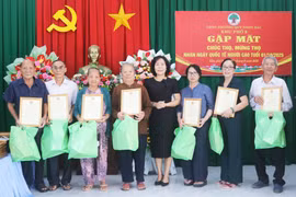 Đại diện lãnh đạo phường Quy Nhơn Bắc tặng quà chúc thọ, mừng thọ cho người cao tuổi. Ảnh: Nguyễn Nguyệt