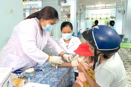 Lấy máu xét nghiệm cho trẻ tại Trường Mầm non An Lão