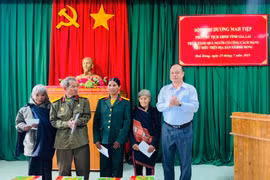 Đồng chí Phó Chủ tịch UBND tỉnh Dương Mah Tiệp (bìa phải) thăm, tặng quà các đối tượng chính sách tại xã Đak Rong