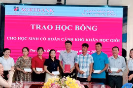 Tặng học bổng cho học sinh vượt khó học giỏi ở xã Tuy Phước Đông