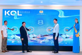 Các đại biểu nhấn nút ra mắt mô hình “Kiến tạo không gian số Gia Lai”. Ảnh: Đ.T