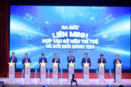 Các đại biểu bấm nút ra mắt Liên minh hợp tác sở hữu trí tuệ và đổi mới sáng tạo. Ảnh: Bộ KH&CN