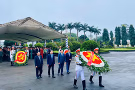 Lãnh đạo tỉnh dâng hoa, dâng hương tại Tượng đài Bác Hồ với các dân tộc Tây Nguyên và Nghĩa trang Liệt sĩ tỉnh