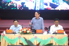 Chủ tịch UBND tỉnh Phạm Anh Tuấn (giữa) đánh giá cao các ý kiến của doanh nghiệp tại Hội nghị. Ảnh: Văn Ngọc