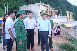 Chủ tịch UBND tỉnh Phạm Anh Tuấn kiểm tra công tác chống bão tại thôn Phú Hòa, xã Phù Mỹ Bắc. Ảnh: Q.T