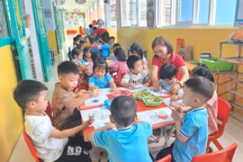 Theo dự thảo Nghị định, hệ số lương đặc thù của giáo viên mầm non là 1,25. Ảnh: Mộc Trà