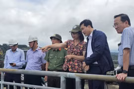 Phó Chủ tịch UBND tỉnh Nguyễn Thị Thanh Lịch kiểm tra tại hồ chứa Ka Nak. Ảnh: Đức Hải