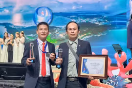 Từ trái sang: NSNA Nguyễn Minh Quang và Nguyễn Phước Hoài tại lễ trao giải tối 16-10. Ảnh: NVCC