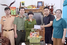 Thượng tá Ksor H’Bơ Khắp-Phó Giám đốc Công an tỉnh Gia Lai thăm, động viên Đại úy Phùng Quốc Chung bị thương khi thực hiện nhiệm vụ. Ảnh: Hân Hòa