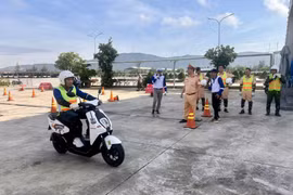 Tập huấn kỹ năng hướng dẫn lái xe an toàn cho lực lượng Cảnh sát giao thông cơ sở. Ảnh: N.L
