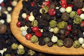 Giá hồ tiêu tăng 500-1.000 đồng/kg trong ngày 15-11.