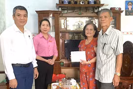 Phó Trưởng đoàn chuyên trách Đoàn ĐBQH tỉnh Gia Lai Lý Tiết Hạnh thăm hỏi và tặng quà gia đình chính sách tiêu biểu tại phường Quy Nhơn Đông sáng 24-12.