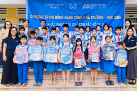 Gia Lai: Trao các phần quà trị giá 670 triệu đồng hỗ trợ trường học, người dân bị ảnh hưởng bão lũ