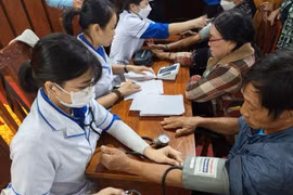 Khám bệnh, phát thuốc và tặng quà cho người dân xã Tuy Phước 