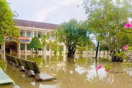 Trường THCS Phước Thắng (xã Tuy Phước Đông) bị ngập sâu trong nước do mưa lớn khiến hơn 500 học sinh phải nghỉ học.