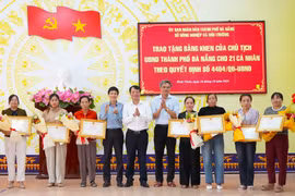 Trao bằng khen cho 21 cá nhân dũng cảm cứu 32 thuyền viên gặp nạn trên biển