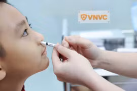 Việt Nam lần đầu có vắc xin cúm dạng xịt, trẻ sợ kim tiêm có thêm lựa chọn