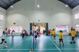 Phường Diên Hồng tổ chức giao lưu bóng chuyền hơi nam, nữ phối hợp