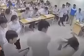 Hà Nội: Bắt khẩn cấp nam sinh hành hung cô giáo ngay trong giờ học