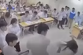 Vụ hành hung cô giáo ngay trên bục giảng ở Hà Nội: Khởi tố, bắt giam nam sinh lớp 12