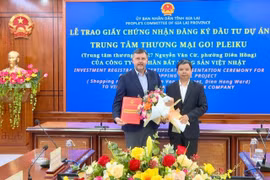 Trao giấy chứng nhận đăng ký đầu tư Dự án Trung tâm Thương mại Go! Pleiku