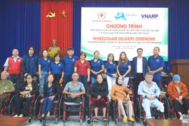 Trao tặng 50 xe lăn cho người khuyết tật, nạn nhân chất độc da cam