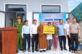 Trao mái ấm, tiếp sức gia đình khó khăn