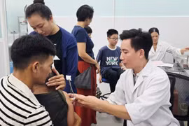 Phụ huynh đổ xô đưa con đi tiêm vắc xin não mô cầu, lượng người tiêm tăng gấp 8 lần